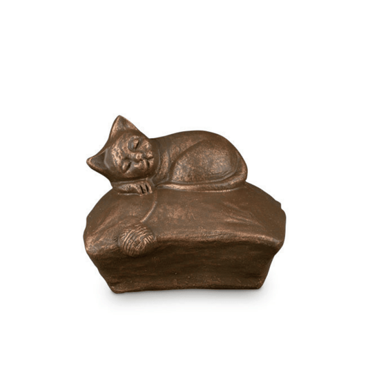 Keramikurne schlafende Katze auf Kissen